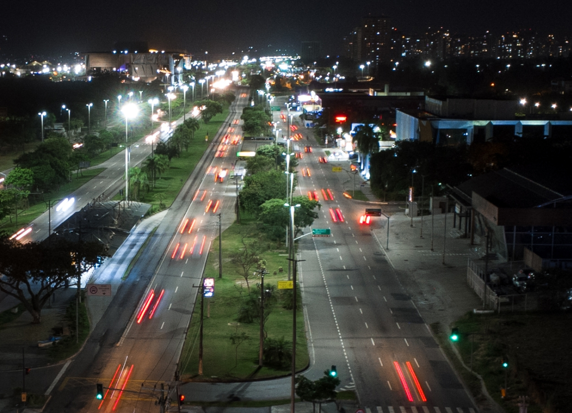 Imagem aérea de uma auto-estrada iluminada.