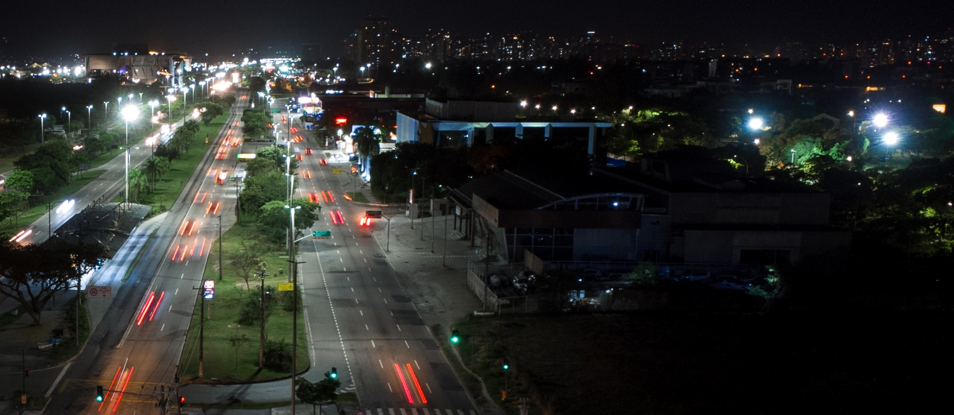 Imagem aérea de uma auto-estrada iluminada.
