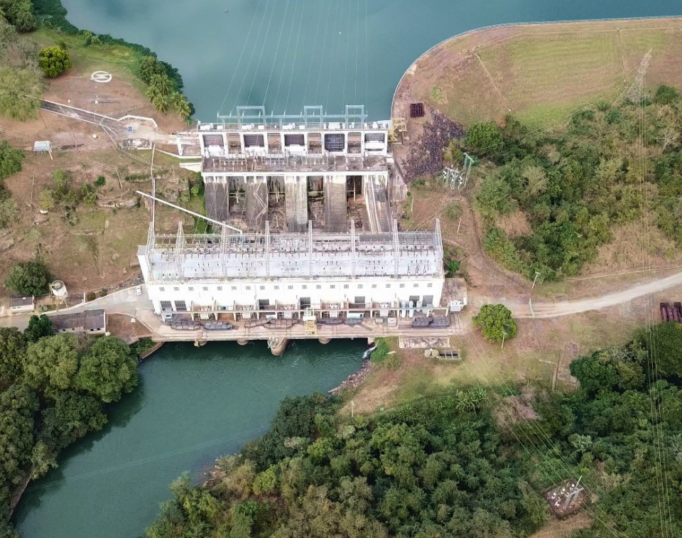 Imagem aérea de uma usina hidrelétrica