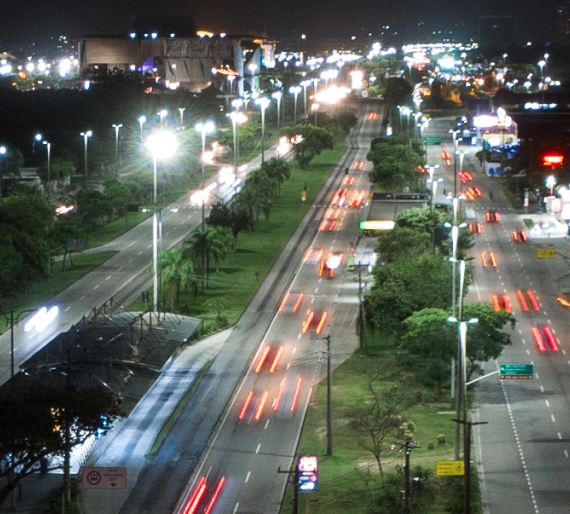 Imagem aérea de uma auto estrada movimentada