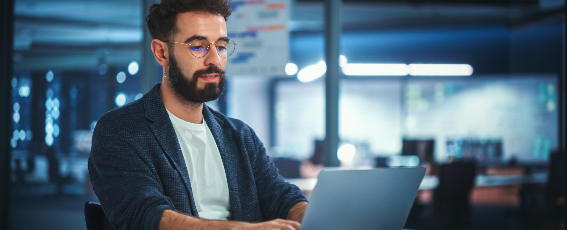 Imagem de um homem mexendo em um notebook