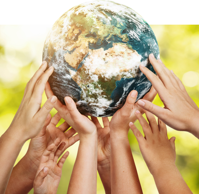 Mãos erguento o planeta Terra.