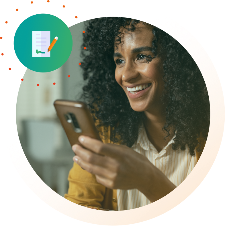 Mulher segurando smartphone em frente ao rosto e sorrindo